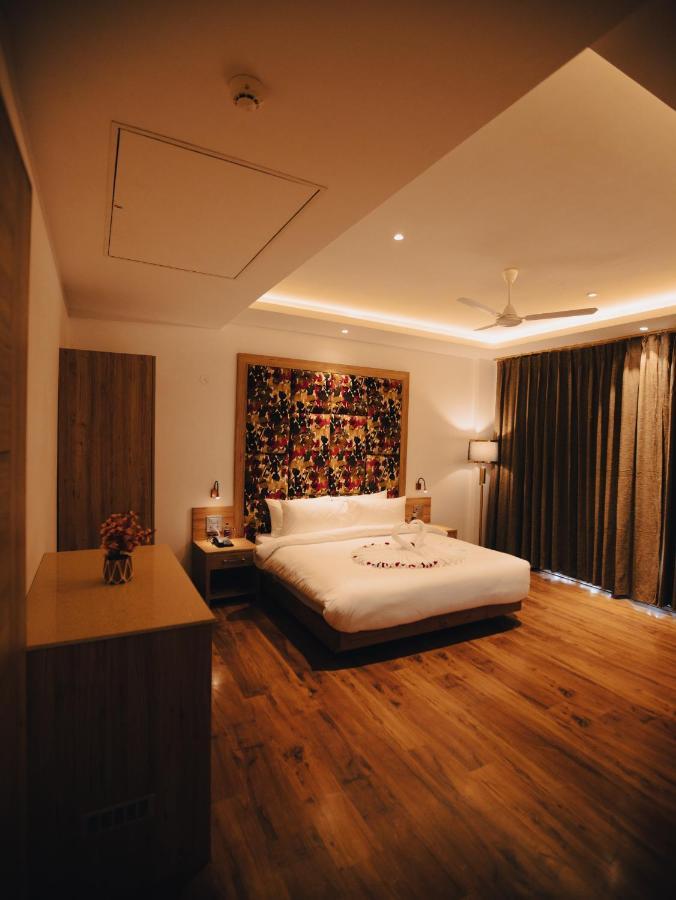Clarks Inn Express, Dehradun Buitenkant foto
