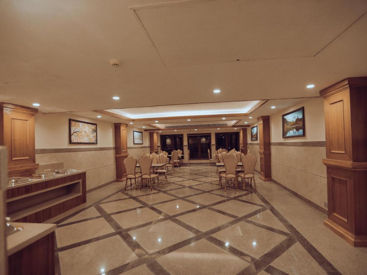 Clarks Inn Express, Dehradun Buitenkant foto