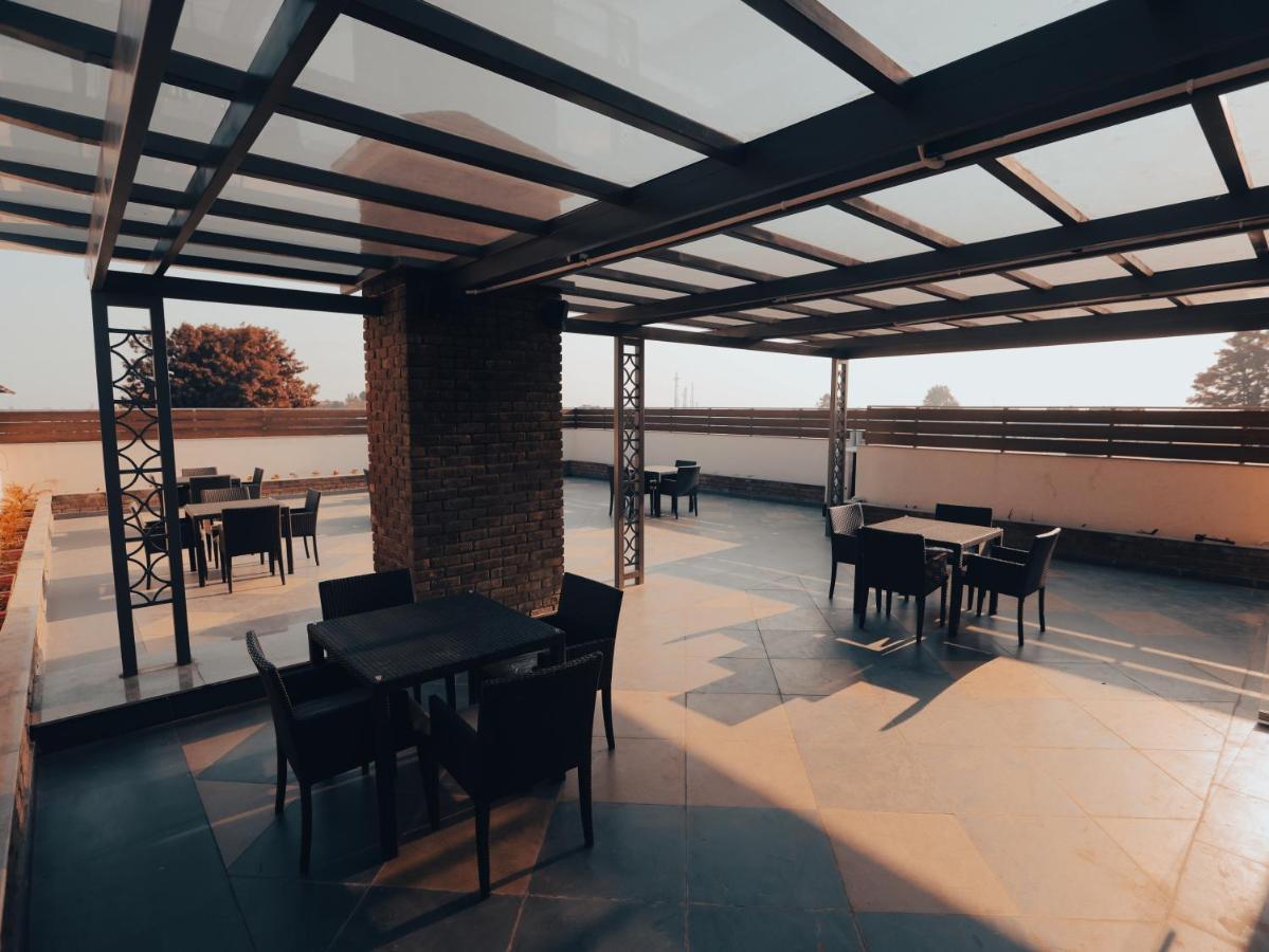 Clarks Inn Express, Dehradun Buitenkant foto