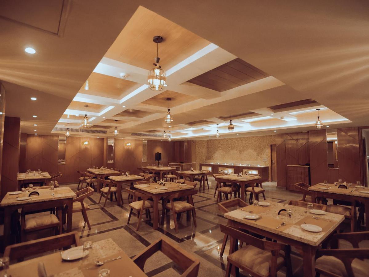 Clarks Inn Express, Dehradun Buitenkant foto