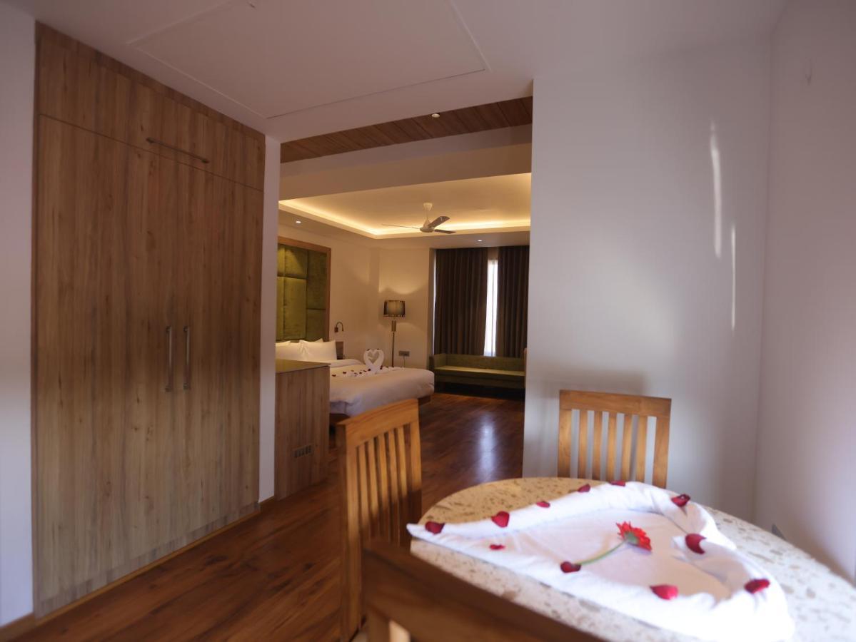 Clarks Inn Express, Dehradun Buitenkant foto