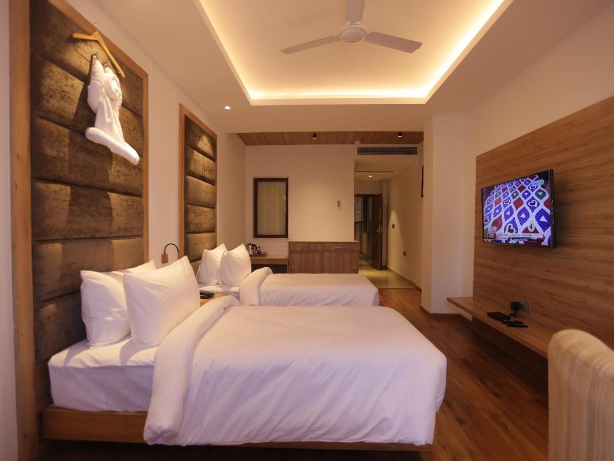 Clarks Inn Express, Dehradun Buitenkant foto