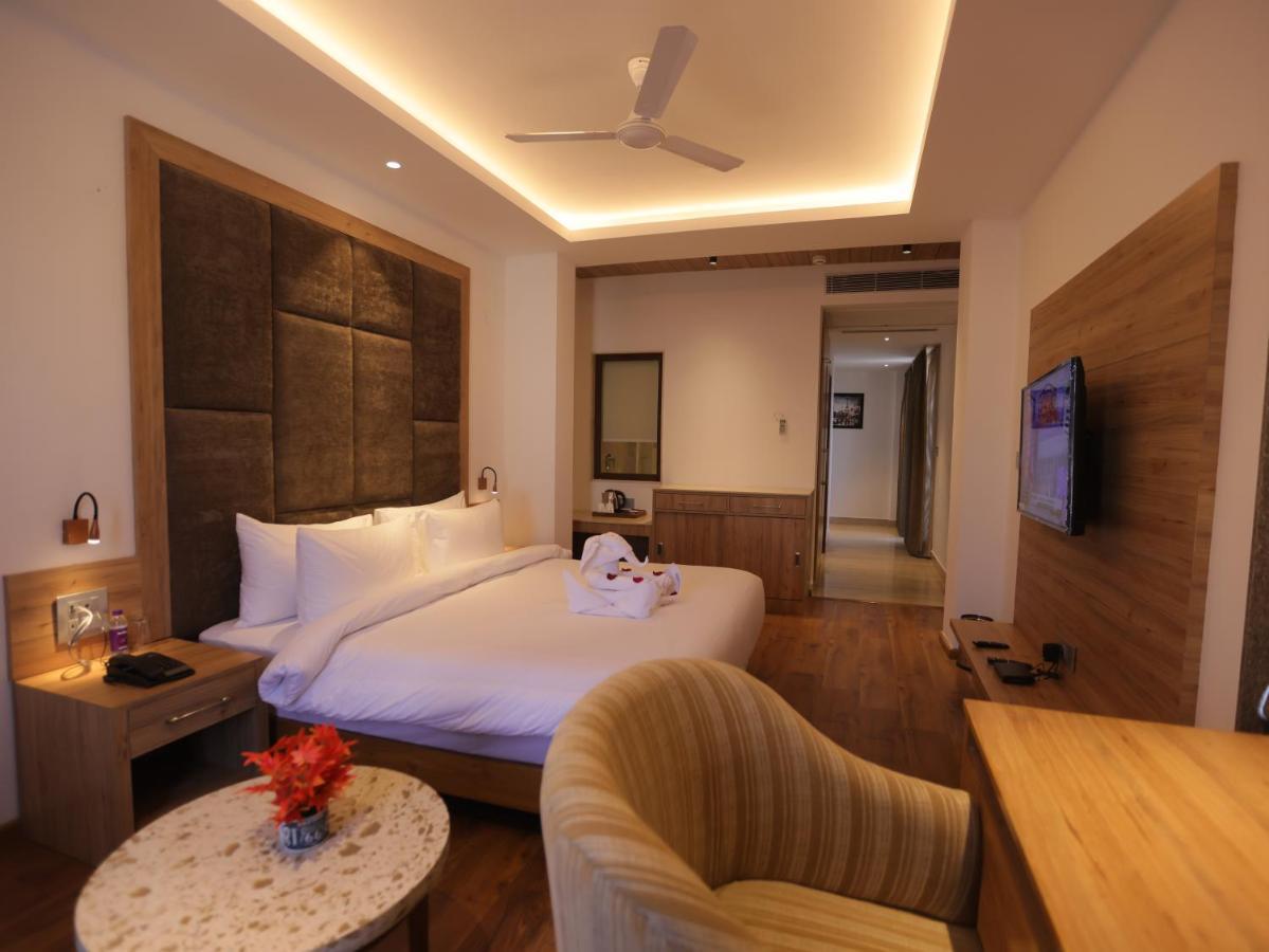 Clarks Inn Express, Dehradun Buitenkant foto
