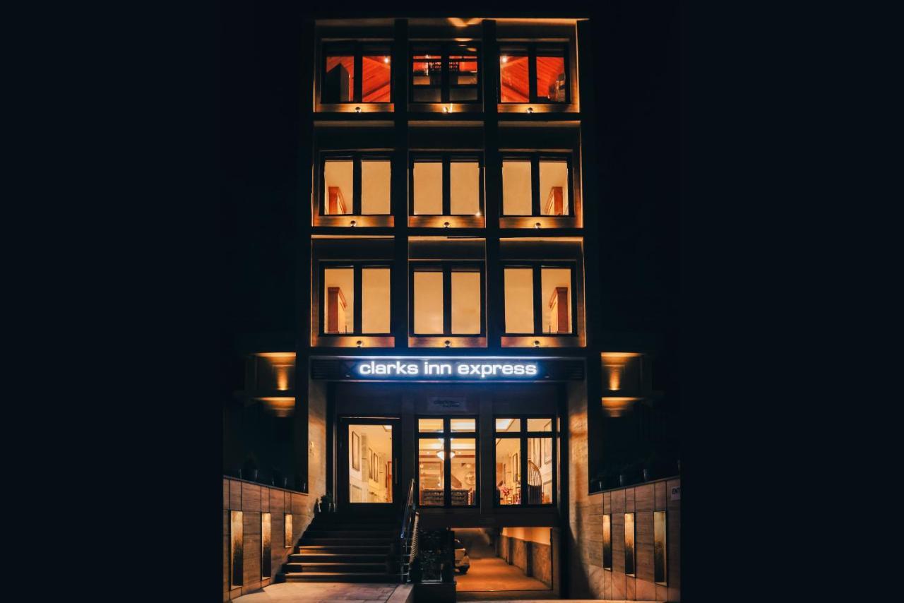 Clarks Inn Express, Dehradun Buitenkant foto